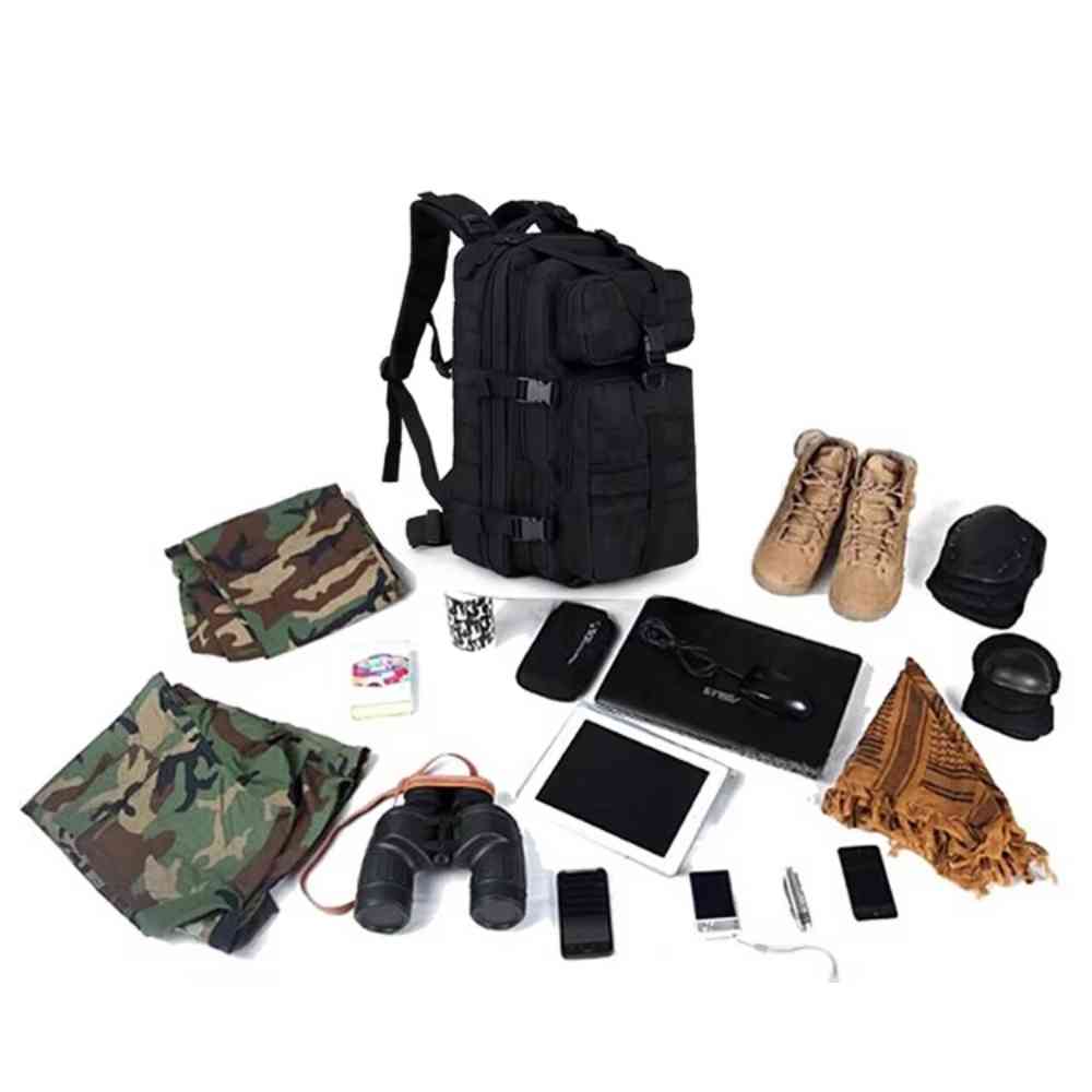 Mochila Exército Militar Tática 50L Preta Urbanno, com equipamentos como tablet, celular, binóculos, botas e roupas camufladas dispostos ao redor, demonstrando sua ampla capacidade para expedições e viagens.