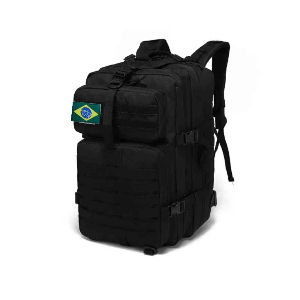 Mochila Exército Militar Tática 50L para Viagem e Expedição Preta Urbanno, vista frontal, com patch da bandeira do Brasil e múltiplos compartimentos, ideal para diversas aventuras e missões.