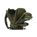 Mochila Exército Tática 50L Verde Militar Urbanno, aberta, exibindo seus múltiplos compartimentos internos e bolsos, incluindo um bolso frontal com patch da bandeira do Brasil, destacando a organização.