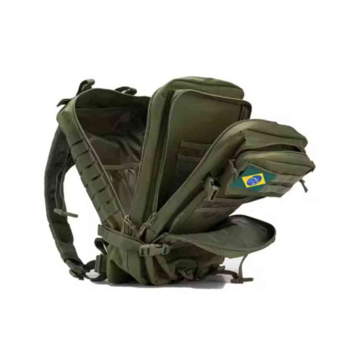Mochila Exército Tática 50L Verde Militar Urbanno, aberta, exibindo seus múltiplos compartimentos internos e bolsos, incluindo um bolso frontal com patch da bandeira do Brasil, destacando a organização.