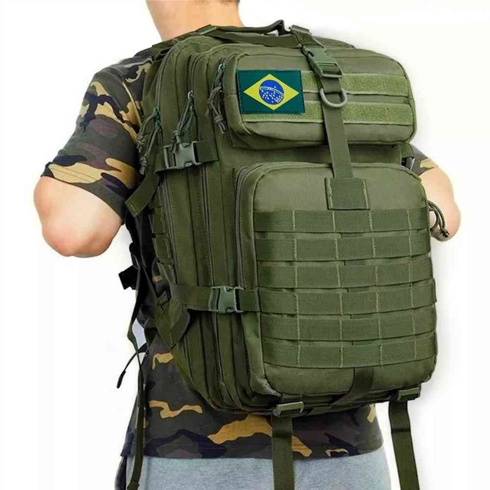 Mochila Exército Tática 50L Verde Militar Urbanno, sendo usada nas costas por uma pessoa com camiseta camuflada, demonstrando o tamanho, ajuste e conforto para expedições e uso tático.