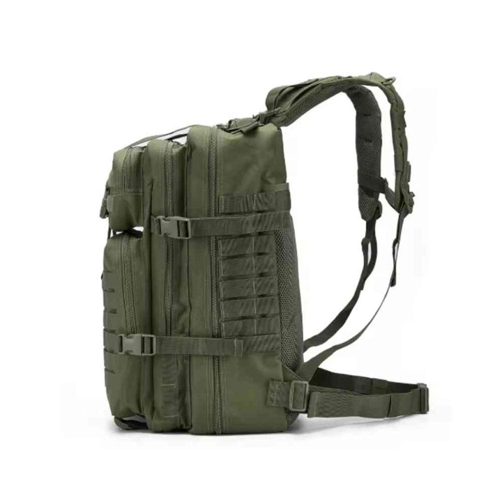Mochila Exército Tática 50L para Viagem e Expedição Verde Militar Urbanno, vista lateral, exibindo a profundidade, alças acolchoadas e sistema de compressão.