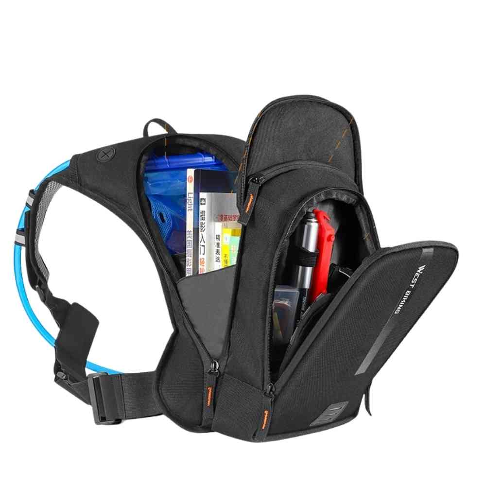 Mochila de Hidratação 10L WEST BIKING Ultraleve Preta Urbanno, aberta, mostrando o amplo espaço de armazenamento com livros, garrafas e outros itens, destacando sua capacidade interna.
