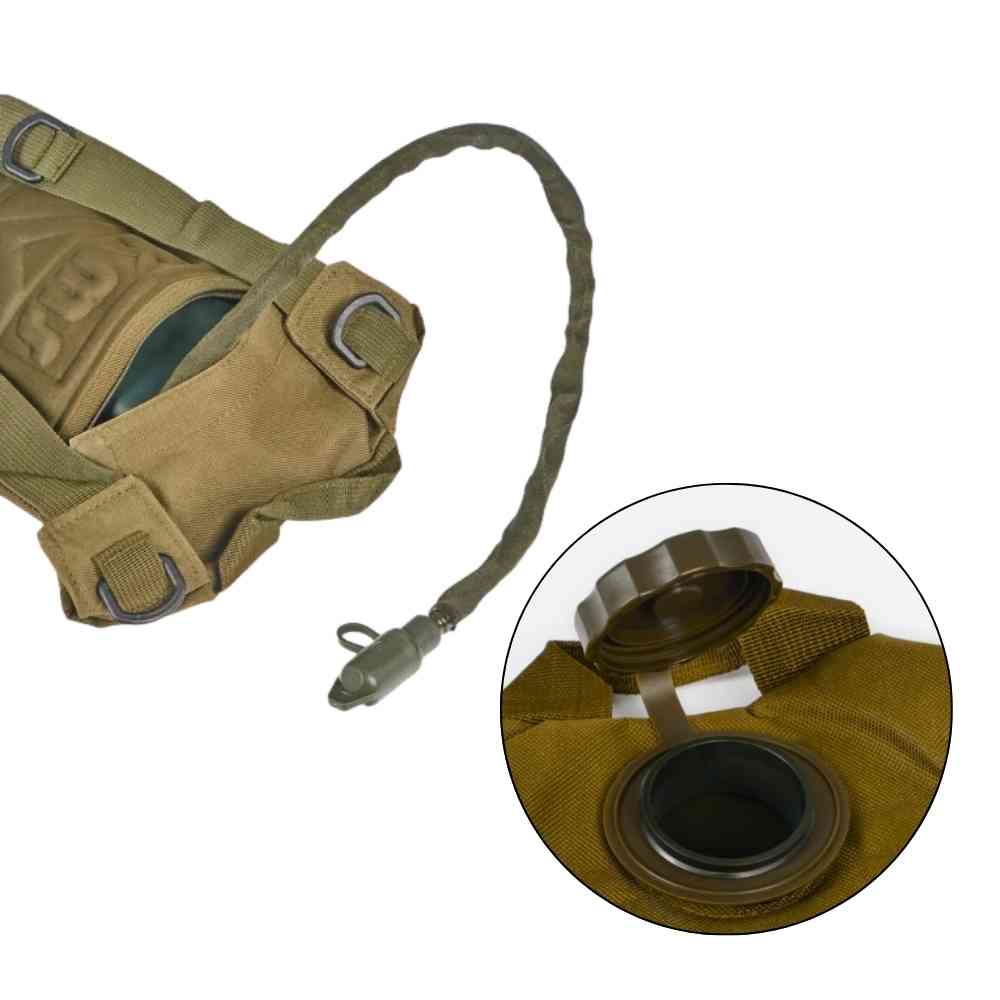 Mochila de Hidratação 3L Khaki Urbanno, com foco no tubo de hidratação e um círculo ampliando o detalhe da abertura do reservatório para abastecimento de água.