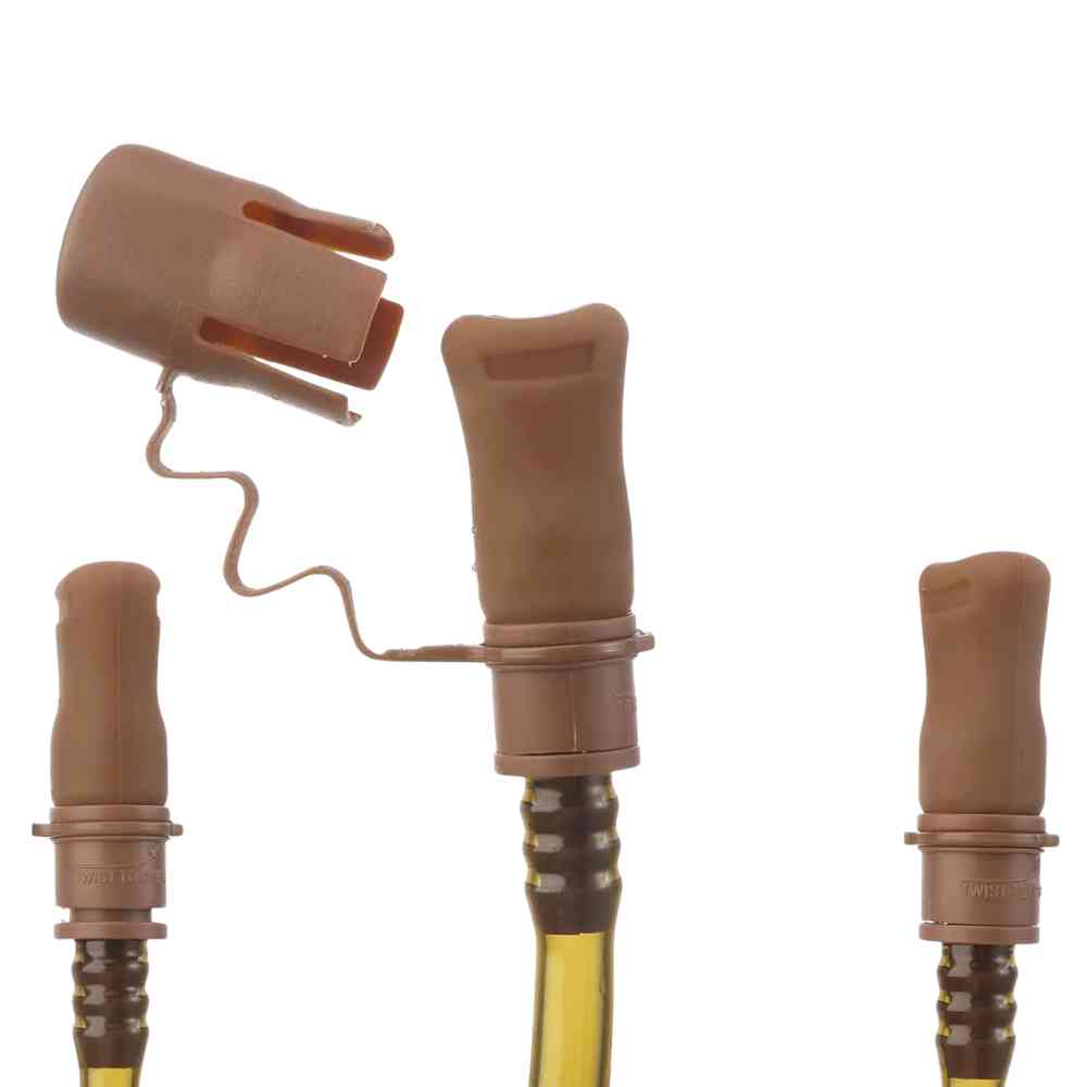 Detalhe do bico e válvula do reservatório da Mochila de Hidratação 3L Preta Urbanno, mostrando o mecanismo de abertura e fechamento para hidratação durante corrida e ciclismo.