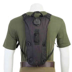 Mochila de Hidratação 3L com Reservatório TPU para Corrida e Ciclismo Preta Urbanno, sendo usada nas costas de um manequim com camiseta verde, demonstrando o ajuste e o design em uso.