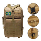 Mochila Militar Tática Impermeável 50L Khaki Urbanno, vista frontal com patch do Brasil, e três círculos detalhando: fivela de ajuste, puxadores dos zíperes e sistema de compressão lateral.
