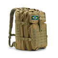 Mochila Militar Tática Impermeável 50L para Viagem e Expedição Khaki Urbanno, vista frontal, com patch da bandeira do Brasil e múltiplos compartimentos, pronta para aventuras.
