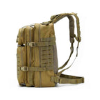 Mochila Militar Tática Impermeável 50L para Viagem e Expedição Khaki Urbanno, vista lateral, exibindo a profundidade, alças de ombro e o sistema de ventilação nas costas.