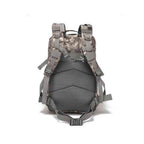 Mochila Militar Tática Impermeável 50L para Viagem e Expedição Verde Camuflagem Urbanno, vista traseira, mostrando as alças acolchoadas, o painel traseiro respirável e a fivela de cintura ajustável.