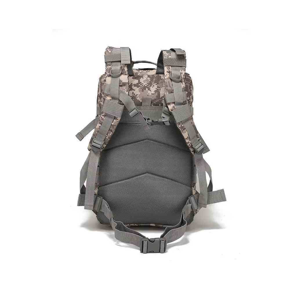 Mochila Militar Tática Impermeável 50L para Viagem e Expedição Verde Camuflagem Urbanno, vista traseira, mostrando as alças acolchoadas, o painel traseiro respirável e a fivela de cintura ajustável.