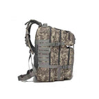 Mochila Militar Tática Impermeável 50L para Viagem e Expedição Verde Camuflagem Urbanno, vista lateral, exibindo a profundidade, alças de ombro e o sistema de ventilação nas costas.