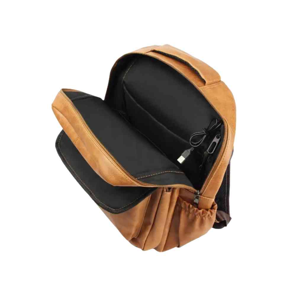 Mochila Notebook 15.6" em Couro PU Minimalista USB Marrom Caramelo Urbanno, aberta, exibindo o interior com compartimentos organizadores e o cabo USB interno para conexão com power bank.