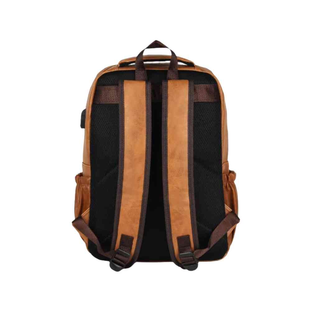 Mochila Notebook 15.6" em Couro PU Minimalista USB Marrom Caramelo Urbanno, vista traseira, destacando o painel acolchoado e respirável, e as alças ergonômicas para maior conforto.