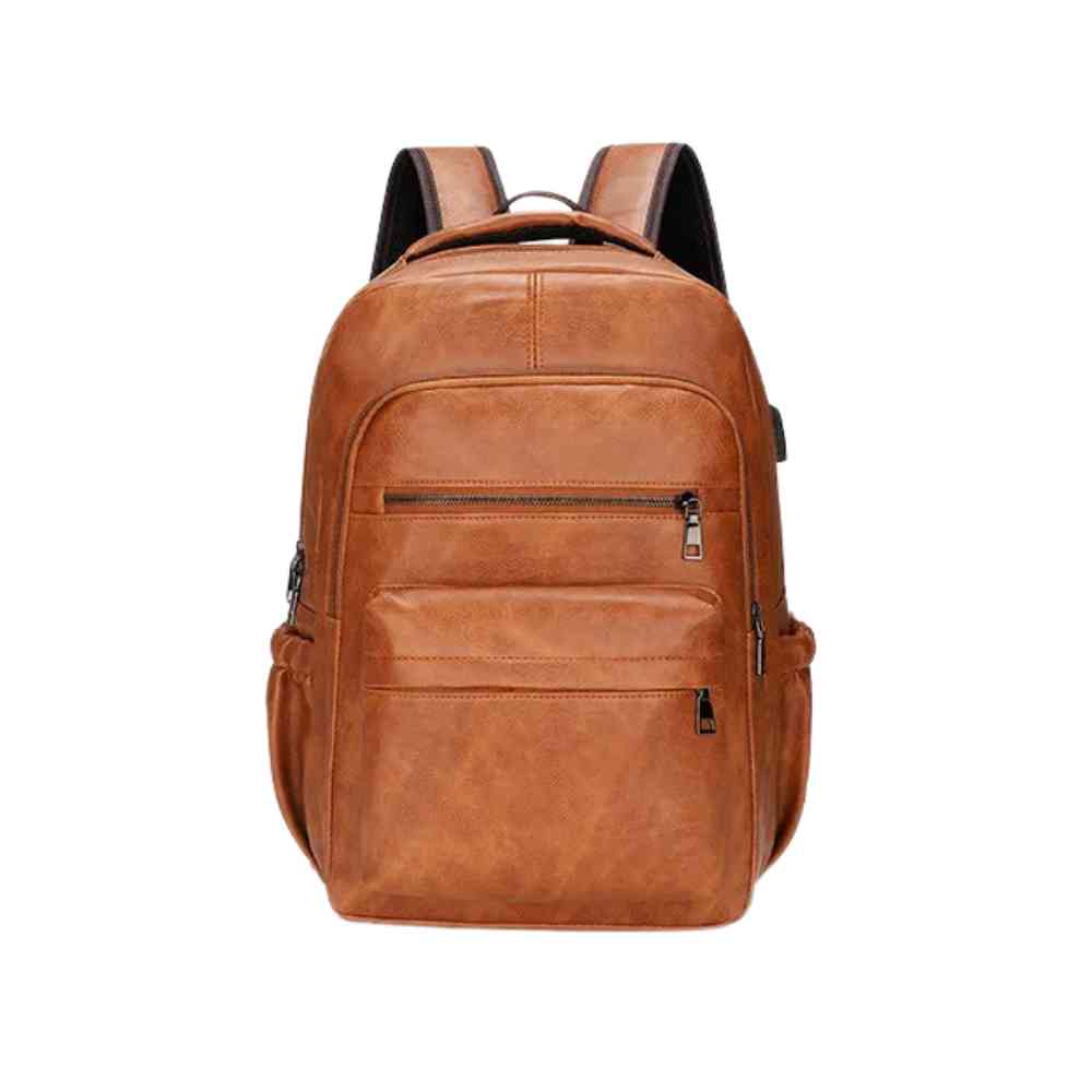Mochila Notebook 15.6" em Couro PU Minimalista USB Marrom Caramelo Urbanno, vista frontal, com design elegante e minimalista, diversos bolsos e entrada USB lateral visível.