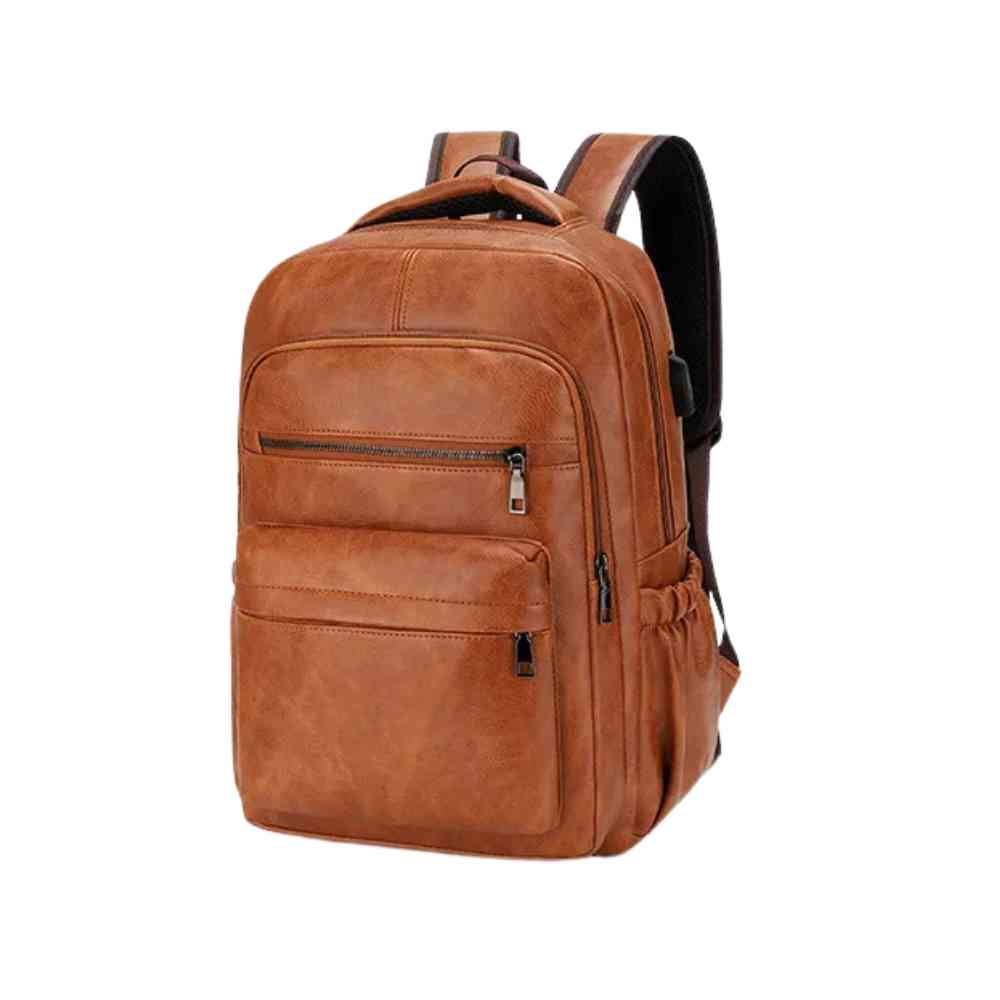 Mochila Notebook 15.6" em Couro PU Minimalista USB Marrom Caramelo Urbanno, vista frontal, com design elegante, vários bolsos com zíper e entrada USB lateral, ideal para trabalho e estudo.
