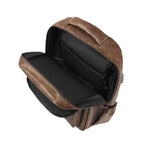 Mochila Notebook 15.6" em Couro PU Minimalista USB Marrom Tabaco Urbanno, vista interna com a mochila aberta, exibindo o compartimento acolchoado para notebook, bolsos organizadores e o cabo USB interno.