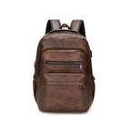 Mochila Notebook 15.6" em Couro PU Minimalista USB Marrom Tabaco Urbanno, vista frontal, com design elegante e minimalista, diversos bolsos e entrada USB lateral visível