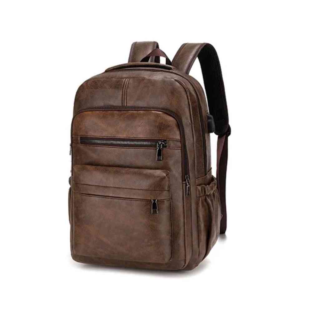 Mochila Notebook 15.6" em Couro PU Minimalista USB Marrom Tabaco Urbanno, vista frontal, com design elegante, vários bolsos com zíper e entrada USB lateral, ideal para trabalho e estudo.