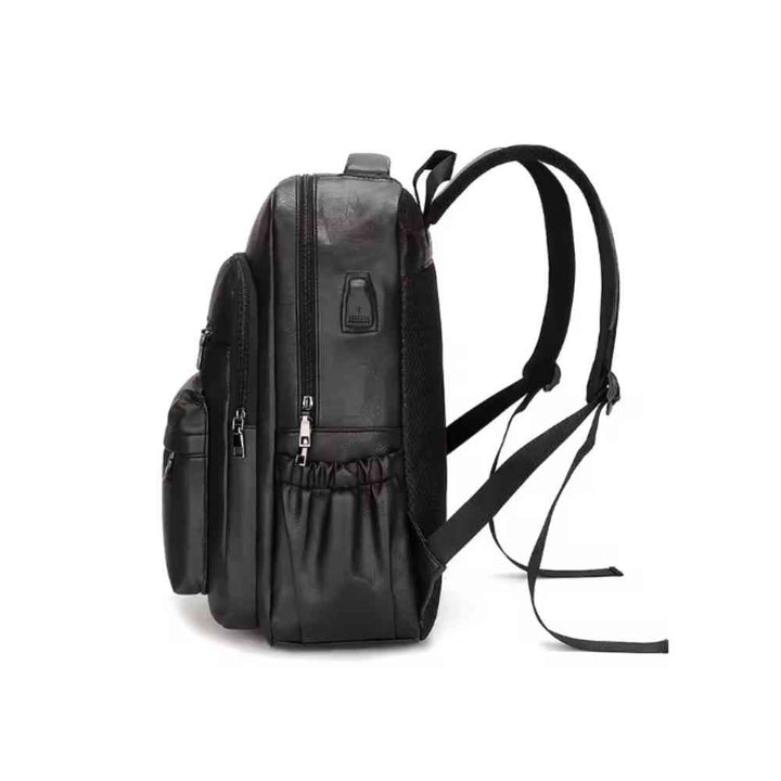 Mochila Notebook 15.6" em Couro PU Minimalista USB Preta Urbanno, vista lateral, mostrando seu perfil elegante, as alças de ombro ajustáveis, bolsos laterais e a entrada USB externa.