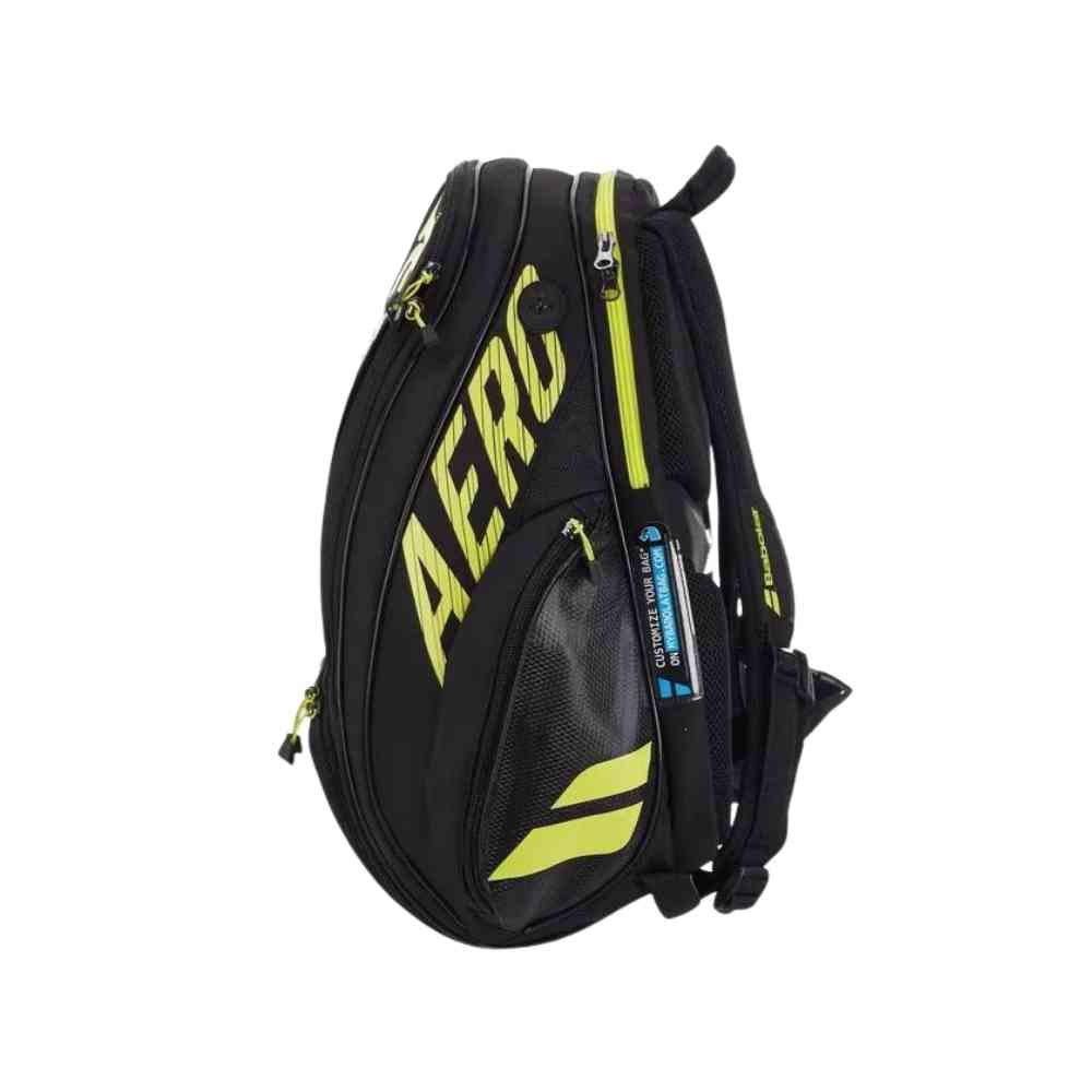 Mochila Raqueteira Babolat AERO Preta com amarelo da loja online Urbanno, vista lateral, mostrando compartimentos laterais, alças acolchoadas e logotipos, ideal para transporte de equipamentos esportivos