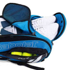 Imagem mostrando vários compartimentos internos e externos da mochila raqueteira babolat azul. Detalhes do porta sapatos separado com seu respiro. Bolso lateral om bolas de tênis. Mostrando também o amplo compartimento interno. Encontre na loja urbanno.