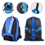 Mochila Raqueteira Babolat azul e preto da loja Urbanno, mostrando detalhes do compartimento para sapatos, zíperes reforçados e alça de ombro ajustável, destacando organização e conforto