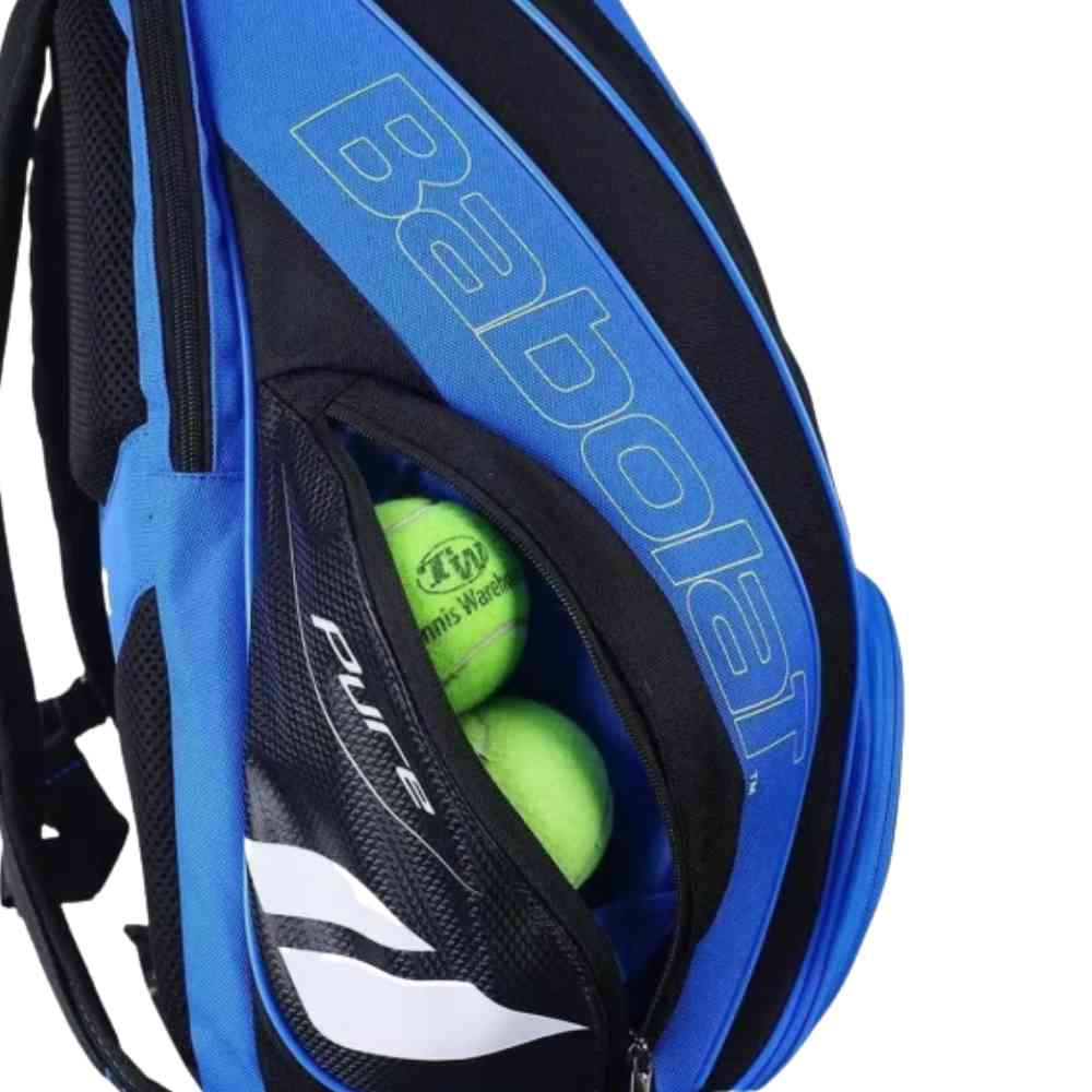 Mochila Raqueteira Babolat azul e preta da loja online Urbanno, vista lateral, mostrando compartimentos laterais, alças acolchoadas e logotipos, ideal para transporte de equipamentos esportivos. Foco no bolso para bolsa de tênis. 
