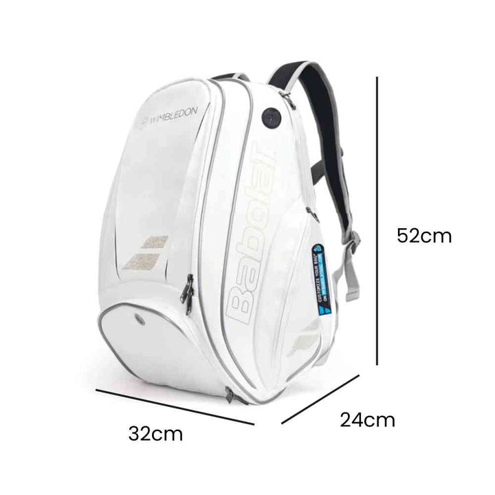 Mochila Raqueteira Babolat Branca e Dourada Urbanno, exibindo suas dimensões de 52cm de altura, 32cm de largura e 24cm de profundidade, ideal para transportar equipamentos de tênis urbanno