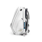 Mochila Raqueteira Babolat Branca e Dourada Urbanno, vista lateral, mostrando compartimentos laterais, alças acolchoadas e logotipos, ideal para transporte de equipamentos esportivos urbanno