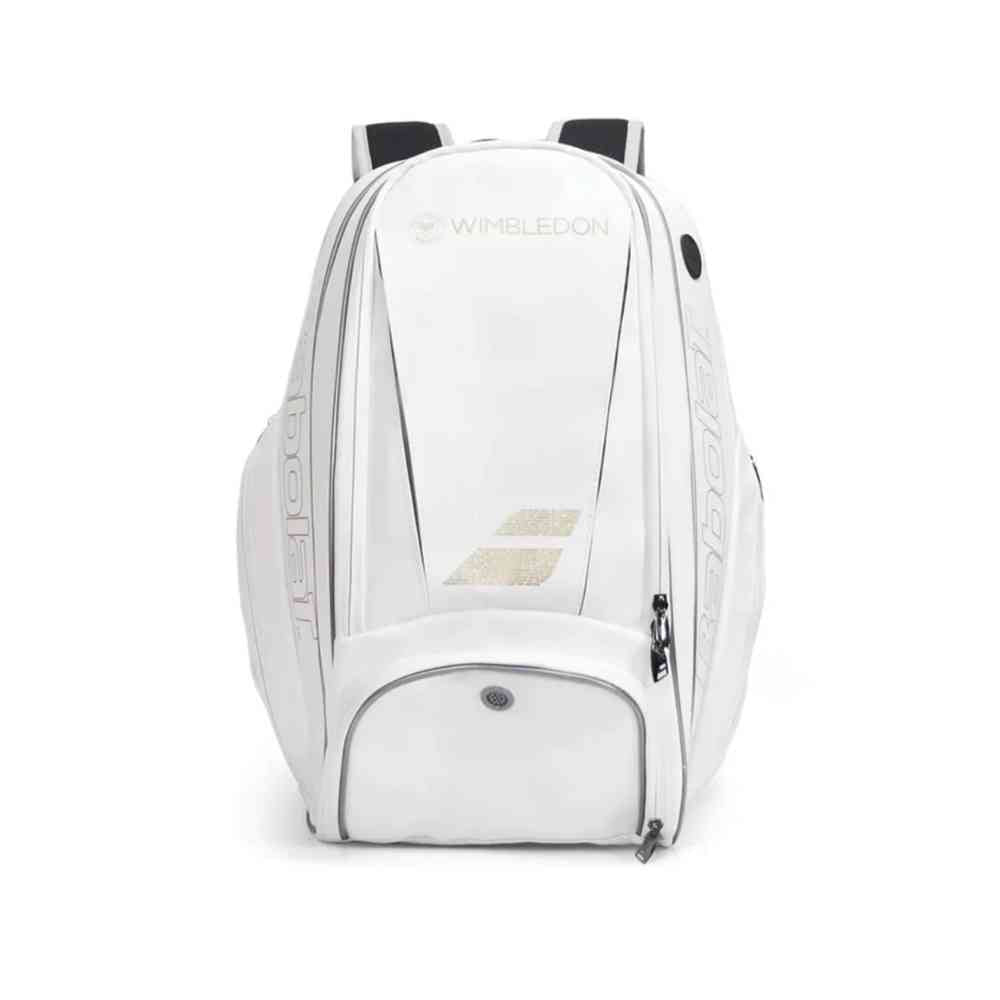  Mochila Raqueteira Babolat Branca e Dourada Urbanno, vista traseira, com alças de mochila pretas, logo Wimbledon e detalhes em dourado, design ergonômico para jogadores de tênis urbanno