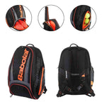 Mochila Raqueteira Babolat preta e laranja da Urbanno, mostrando detalhes do compartimento para sapatos, zíperes reforçados e alça de ombro ajustável, destacando organização e conforto
