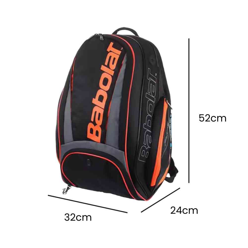 Mochila Raqueteira Babolat na cor preta com laranja, exibindo suas dimensões de 52cm de altura, 32cm de largura e 24cm de profundidade, ideal para transportar equipamentos de tênis da loja urbanno