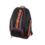 Mochila Raqueteira Babolat preta com laranja da loja Urbanno, vista frontal, com design moderno e compartimento superior para raquetes, ideal para jogadores de tênis urbanno