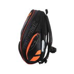 Mochila Raqueteira Babolat preta com laranja da loja online Urbanno, vista lateral, mostrando compartimentos laterais, alças acolchoadas e logotipos, ideal para transporte de equipamentos esportivos