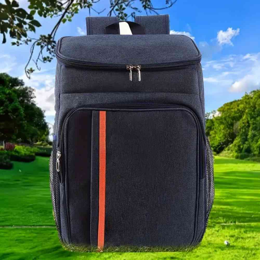 Mochila Térmica Cooler 18L Urbanno azul, em ambiente externo com gramado e árvores, ideal para passeios e atividades ao ar livre