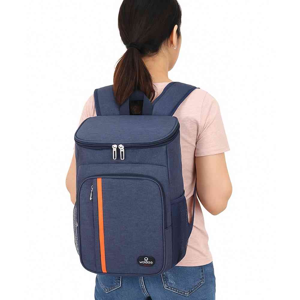 Mochila Térmica Cooler 18L Urbanno azul, mulher usando nas costas, demonstrando conforto e praticidade para o dia a dia
