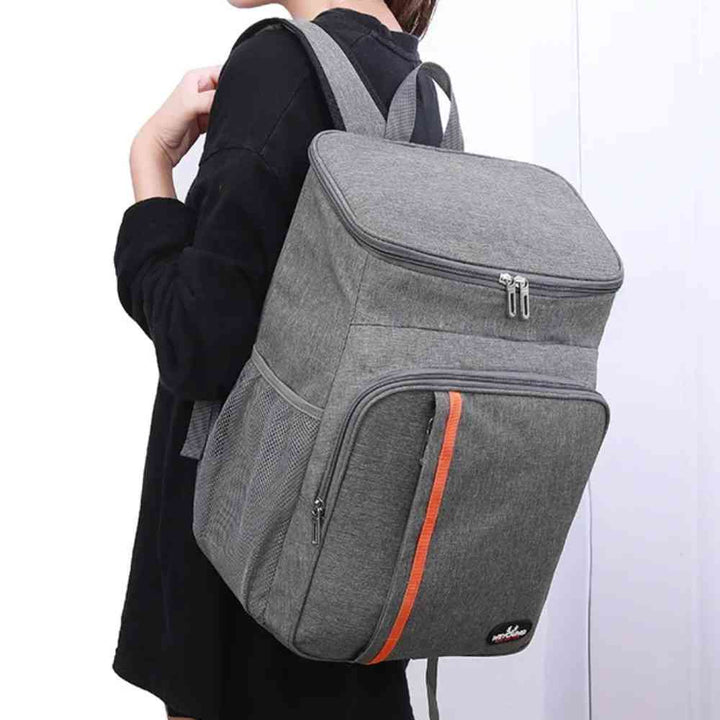 Mochila Térmica Cooler 18L Urbanno cinza, mulher usando nas costas, demonstrando conforto e praticidade em uso diário