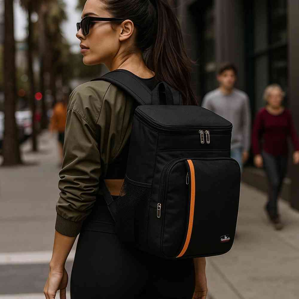 Mochila Térmica Cooler 18L Urbanno preta, mulher usando nas costas em ambiente urbano, demonstrando estilo e praticidade para o dia a dia