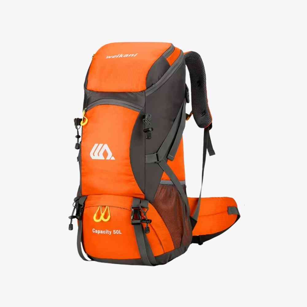 Mochila de Viagem e Camping 50L Aventura Impermeável Urbanno laranja com cinza, vista lateral, destacando as alças acolchoadas, sistema de ventilação nas costas e fivelas de ajuste, ideal para longas jornadas urbanno