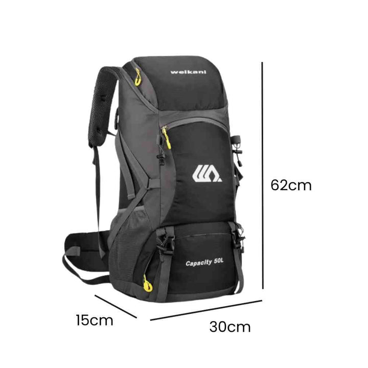 Mochila de Viagem e Camping 50L Aventura Impermeável Urbanno preta, exibindo suas dimensões de 62cm de altura, 30cm de largura e 15cm de profundidade, ideal para expedições e aventuras urbanno