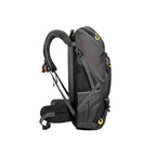 Mochila de Viagem e Camping 50L Aventura Impermeável Urbanno preta, vista lateral, destacando as alças acolchoadas, sistema de ventilação nas costas e fivelas de ajuste, ideal para longas jornadas urbanno