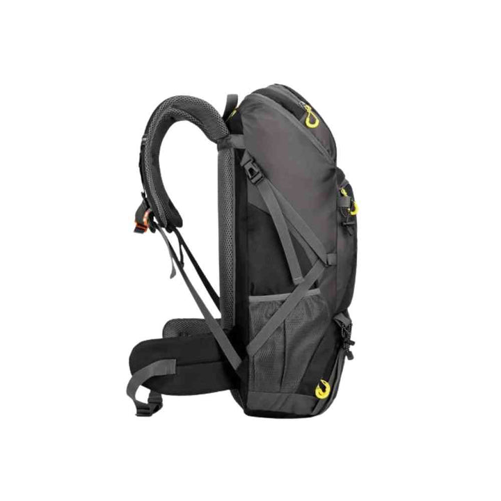 Mochila de Viagem e Camping 50L Aventura Impermeável Urbanno preta, vista lateral, destacando as alças acolchoadas, sistema de ventilação nas costas e fivelas de ajuste, ideal para longas jornadas urbanno