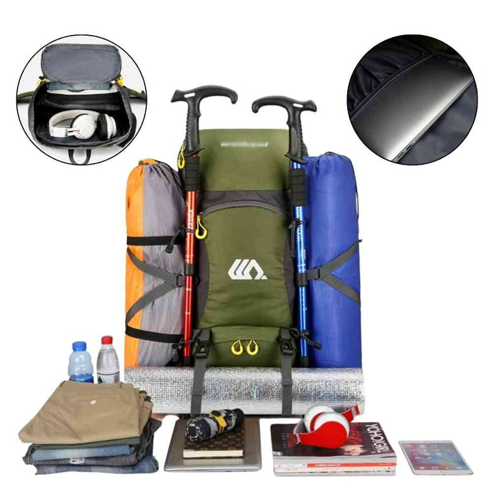 Mochila de Viagem e Camping 50L Aventura Impermeável Urbanno verde oliva, aberta mostrando itens de camping (saco de dormir, isolante), roupas, eletrônicos, garrafas de água e bastões de trekking acoplados, destacando a grande capacidade e organização para aventuras urbanno