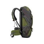 Mochila de Viagem e Camping 50L Aventura Impermeável Urbanno verde oliva, vista lateral, destacando as alças acolchoadas, sistema de ventilação nas costas e fivelas de ajuste, ideal para longas jornadas urbanno