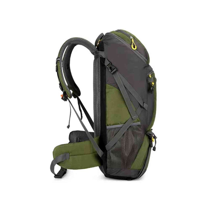 Mochila de Viagem e Camping 50L Aventura Impermeável Urbanno verde oliva, vista lateral, destacando as alças acolchoadas, sistema de ventilação nas costas e fivelas de ajuste, ideal para longas jornadas urbanno