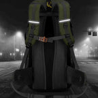 Mochila de Viagem e Camping 50L Aventura Impermeável Urbanno verde oliva, vista traseira em ambiente noturno iluminado por postes, destacando as faixas refletivas nas alças, ideal para segurança em condições de baixa luz urbanno