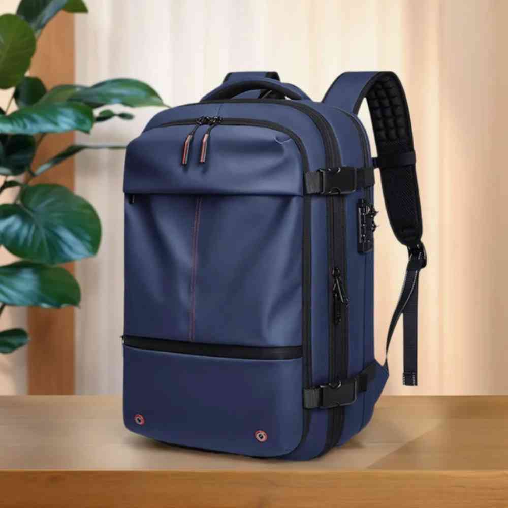 Linda Mochila de Viagem e Notebook 17 polegadas Expansível Urbanno azul, em ambiente de escritório moderno com plantas, ideal para o dia a dia profissional
