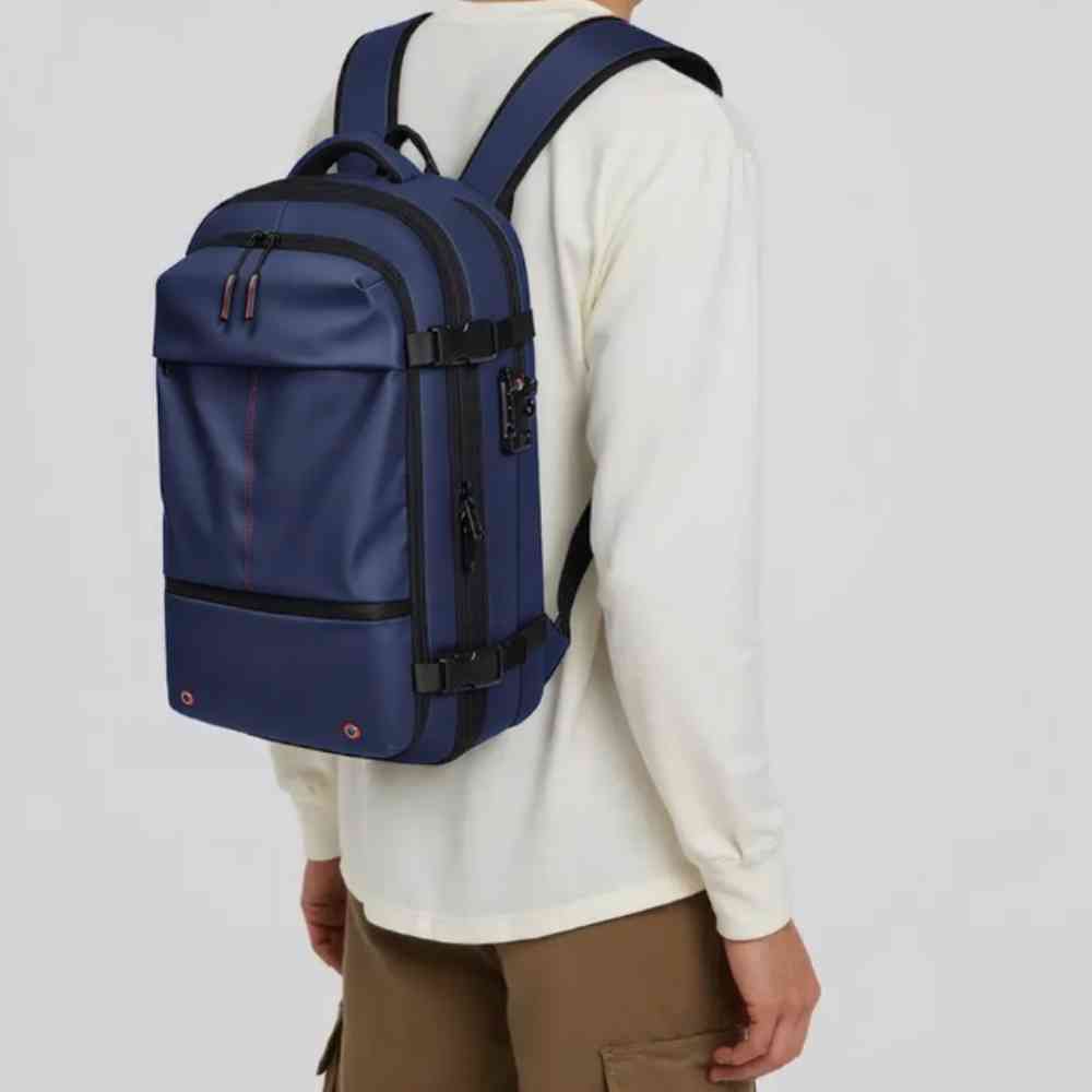Mochila Viagem e Notebook 17 polegadas Expansível Urbanno azul, homem usando nas costas, demonstrando o ajuste confortável para o dia a dia
