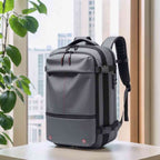 Mochila de Viagem Notebook 17 polegadas Expansível URBANNO cinza, exibida em um ambiente de escritório ou casa moderna com vista para a cidade, ideal para o dia a dia urbano
